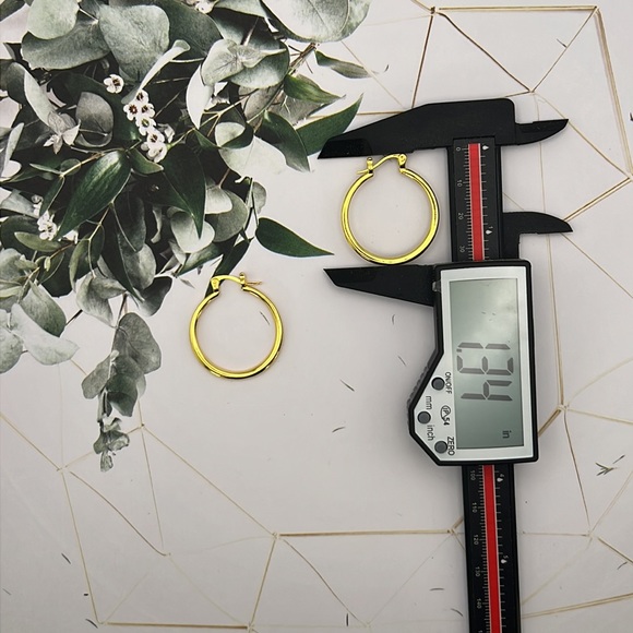 Beautiful 1" 18K Gold Hoop Earrings - Picture 3 of 4